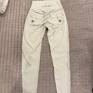 Pcheebum ivory pocket scrunch leggings size medium NWOT